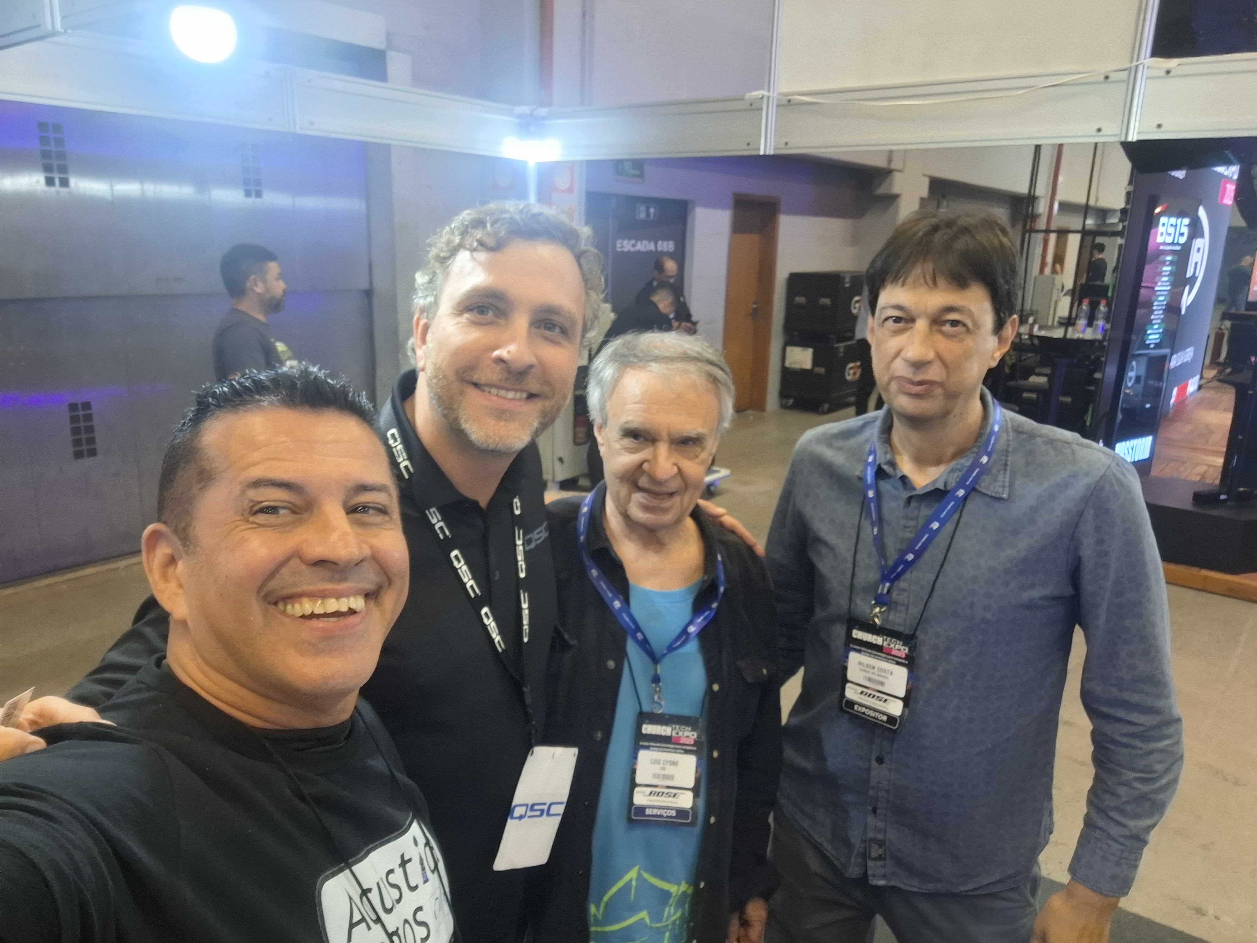 Equipe técnica e instalação de equipamentos em campo